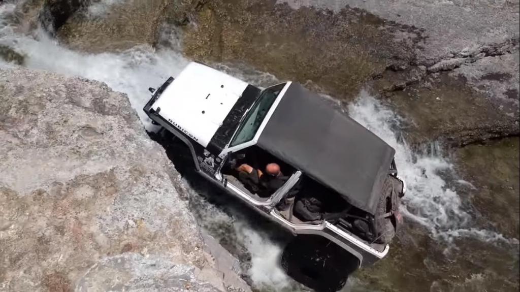 Младеж се качи на джип и се опита да покори водопад ВИДЕО