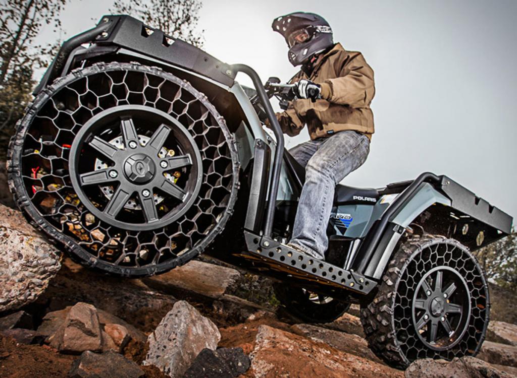 Polaris Sportsman -АТВ с гуми против картечници СНИМКИ