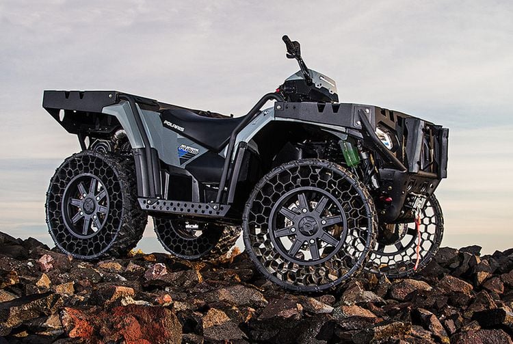 Polaris Sportsman -АТВ с гуми против картечници СНИМКИ