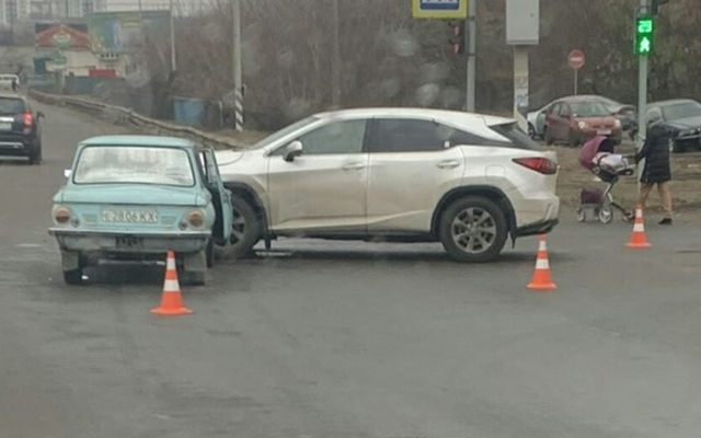 Стар ЗАЗ и нов Lexus в челен удар: Познайте кой победи?