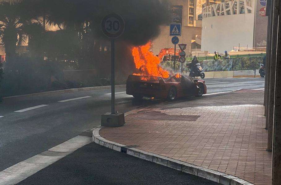 Вижте как ефектно изгоря култово Ferrari F40 по средата на улицата ВИДЕО