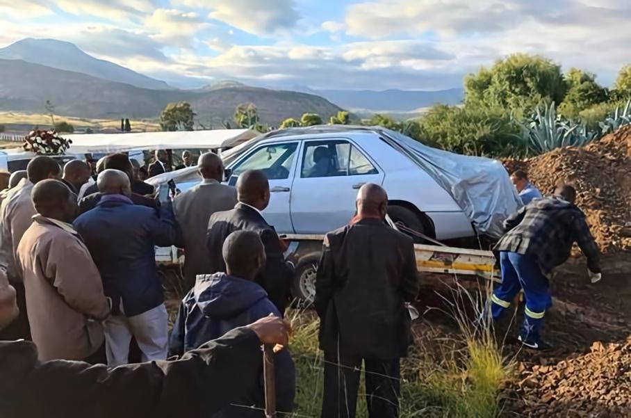 Погребаха политик заедно с любимия му Mercedes-Benz  СНИМКИ