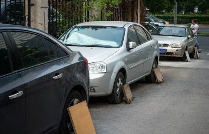 Защо шофьорите в Япония прикриват колелата с дъски при паркиране