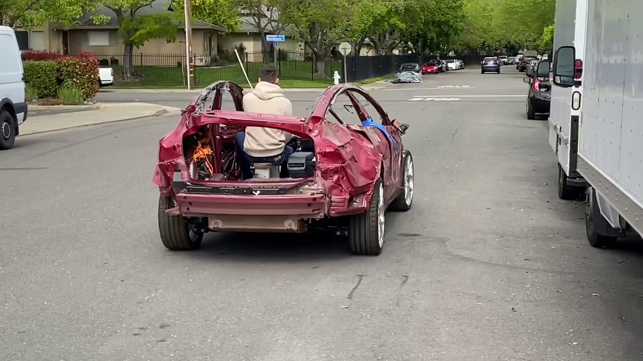 Нова Tesla бе смачкана при катастрофа, но се случи нещо изумително ВИДЕО