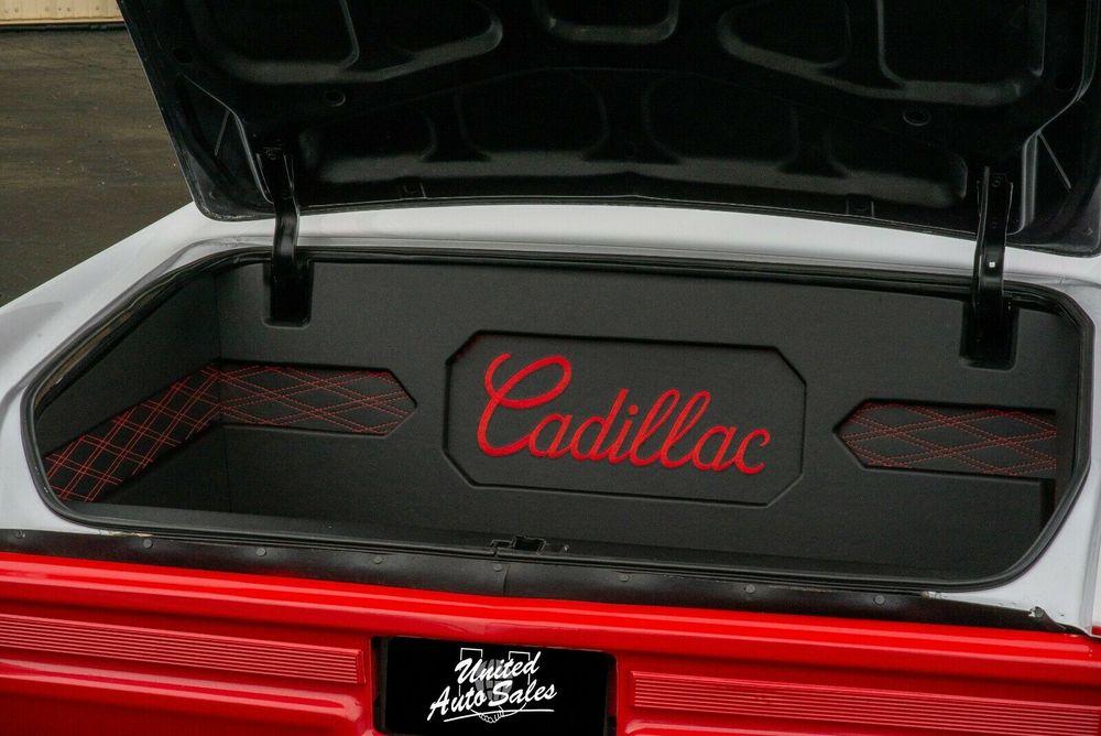 Секси красавица помага за продажбата на разкошен Cadillac Coupe DeVille СНИМКИ