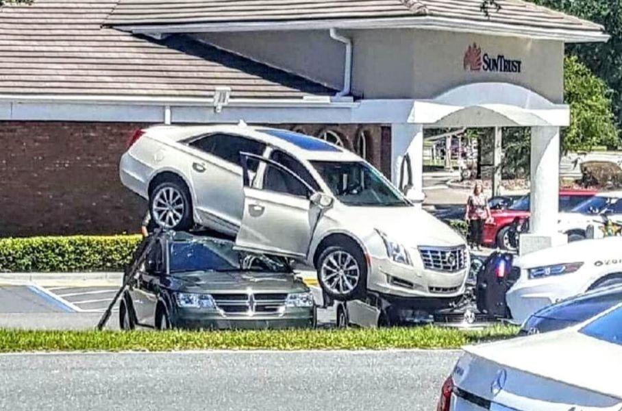 Шокиращ инцидент: Водач "паркира" своя Cadillac върху две коли ВИДЕО