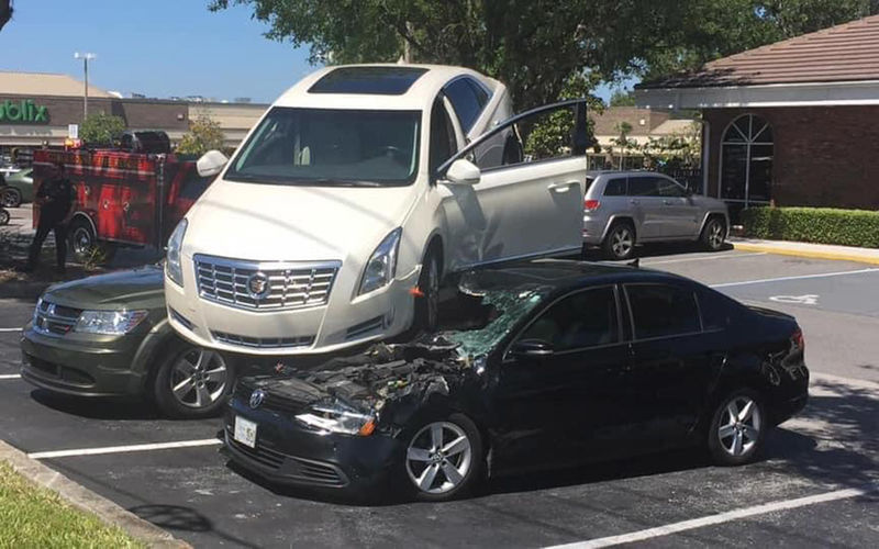 Шокиращ инцидент: Водач "паркира" своя Cadillac върху две коли ВИДЕО