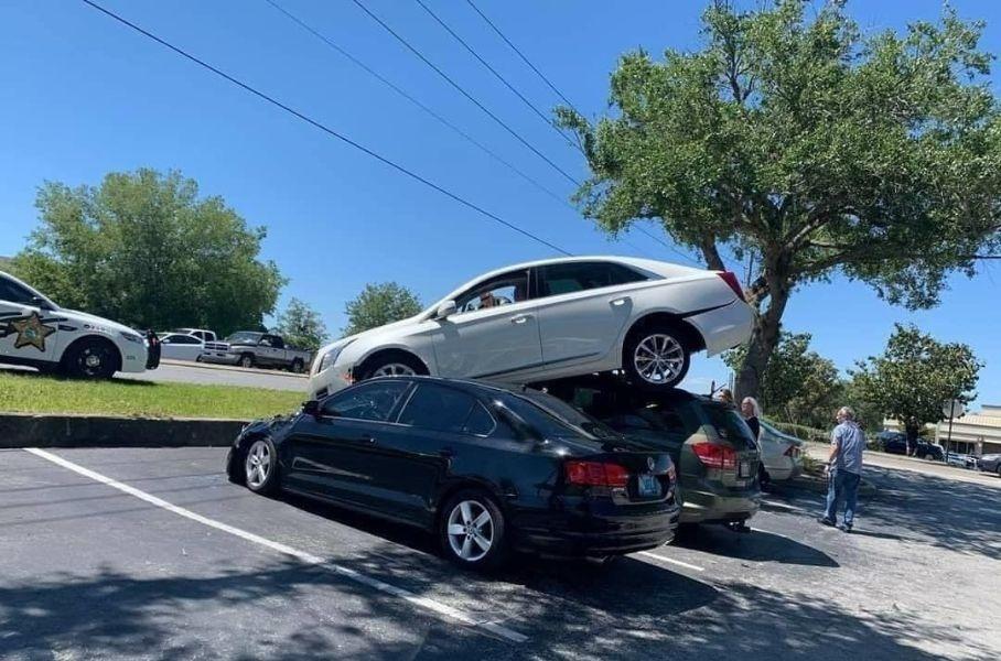 Шокиращ инцидент: Водач "паркира" своя Cadillac върху две коли ВИДЕО