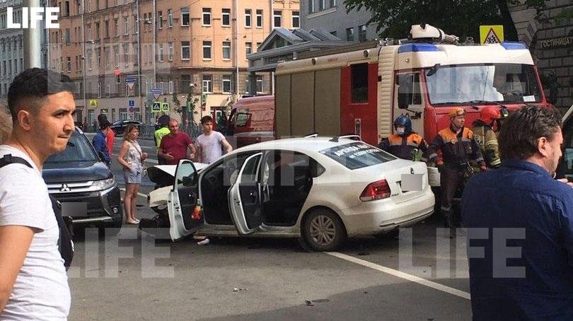 Жестока и смъртоносна катастрофа между Ferrari и VW бе запечатана на ВИДЕО