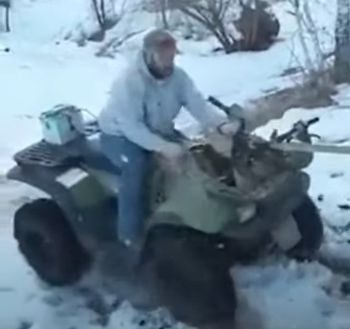 Квадроцикъл срещу дърво: Познайте кой спечели ВИДЕО