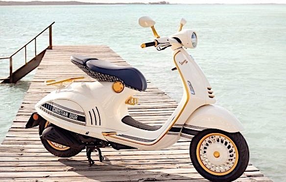 Скутер Vespa 946 от Christian Dior - модната сензация на лятото ВИДЕО