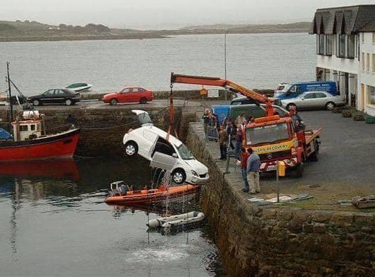 Невероятно: Няма да повярвате какво се случи с паднала във водата Toyota СНИМКИ