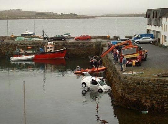 Невероятно: Няма да повярвате какво се случи с паднала във водата Toyota СНИМКИ