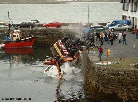 Невероятно: Няма да повярвате какво се случи с паднала във водата Toyota СНИМКИ