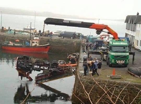 Невероятно: Няма да повярвате какво се случи с паднала във водата Toyota СНИМКИ