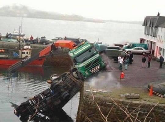 Невероятно: Няма да повярвате какво се случи с паднала във водата Toyota СНИМКИ