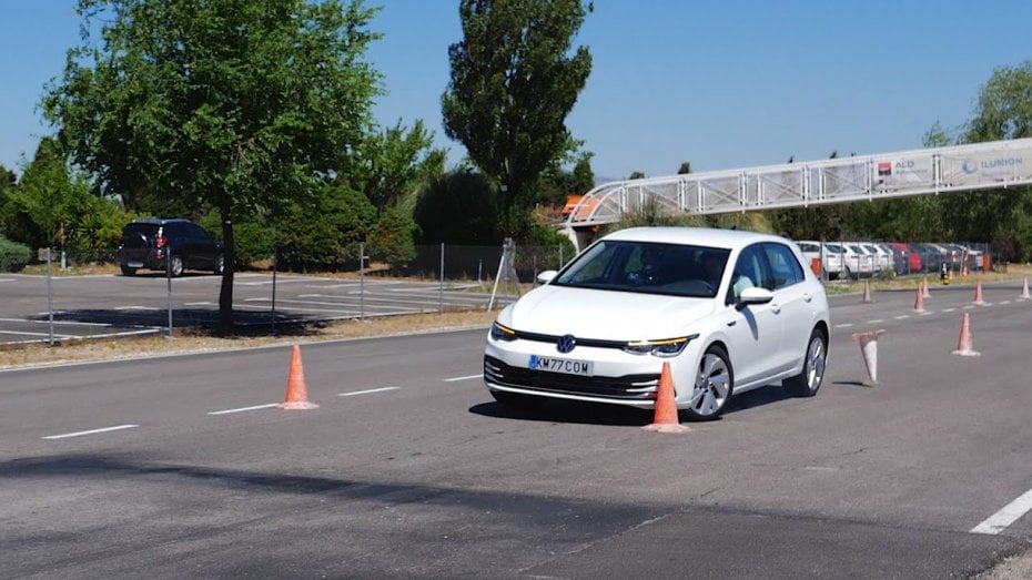 Вижте как се справя новият Volkswagen Golf с лосовия тест ВИДЕО