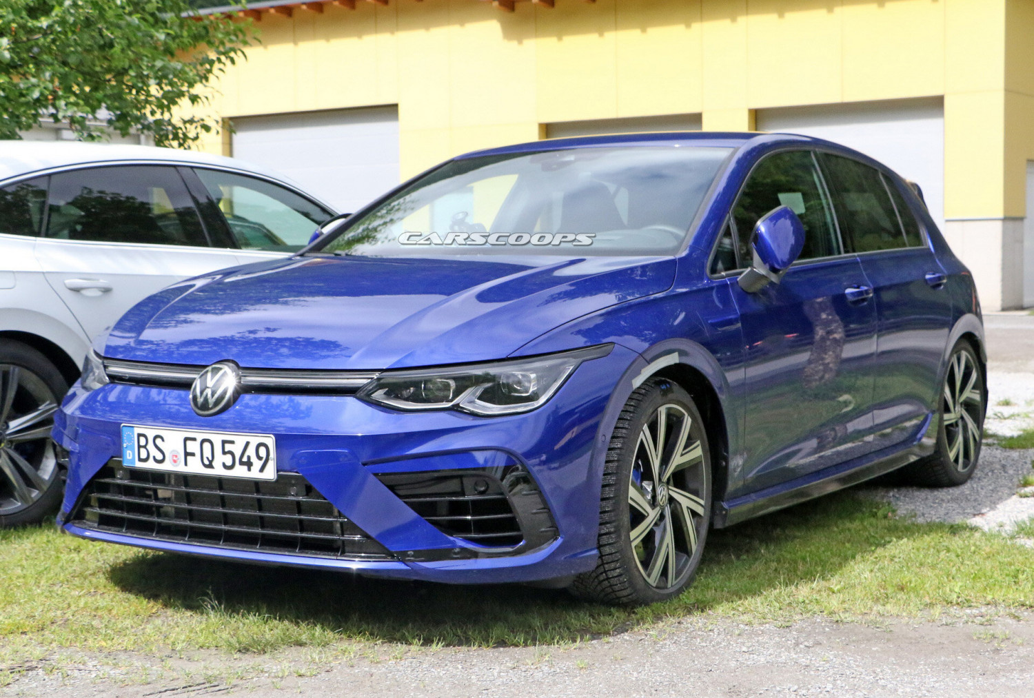 Новият мощен VW Golf R бе разкрит на шпионски СНИМКИ