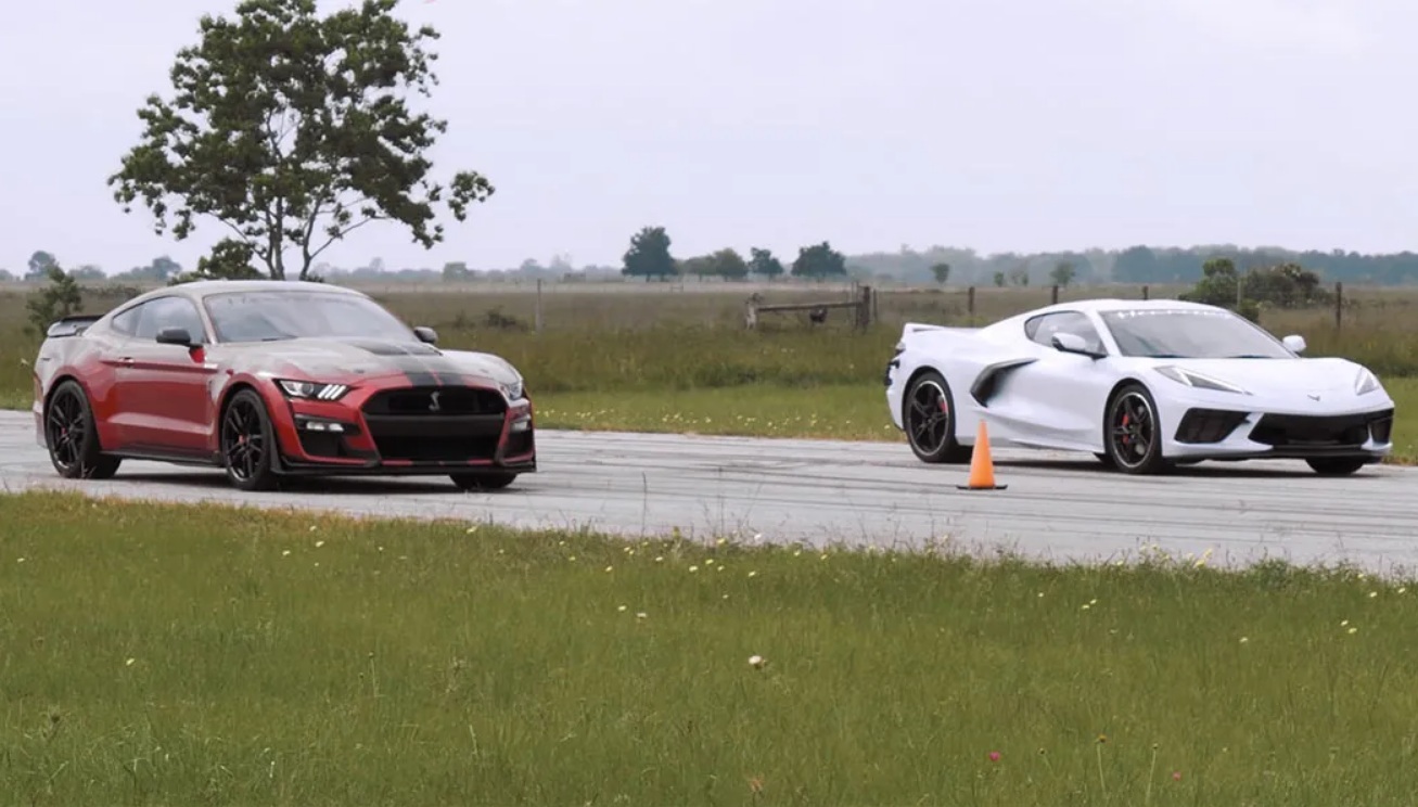 Автобитка на най-страхотните американски коли - Chevrolet Corvette срещу Ford Mustang ВИДЕО