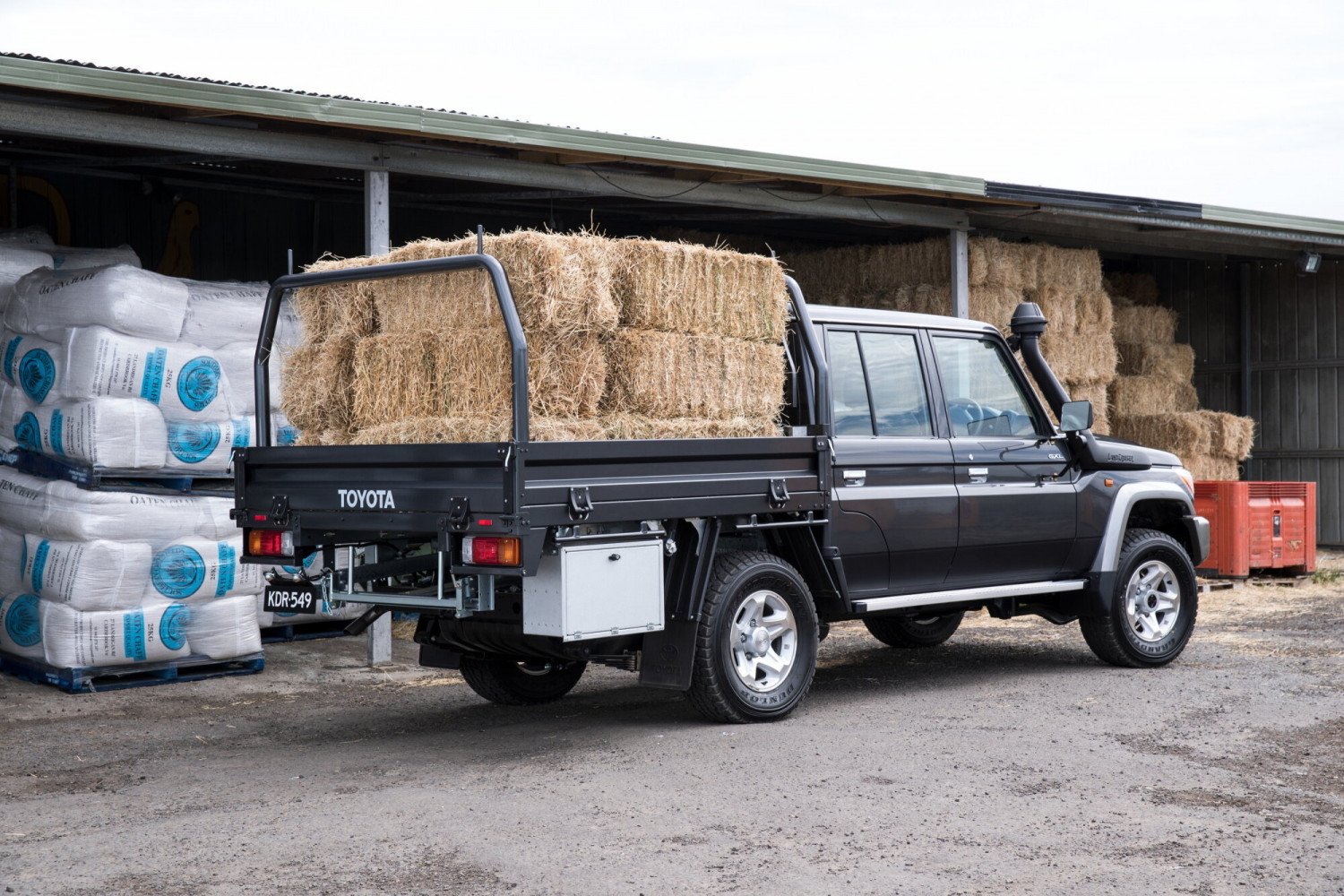 Toyota обнови легендарния Land Cruiser 70 СНИМКИ