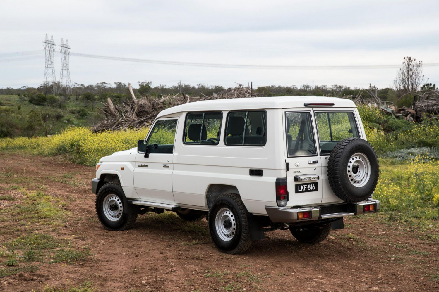 Toyota обнови легендарния Land Cruiser 70 СНИМКИ