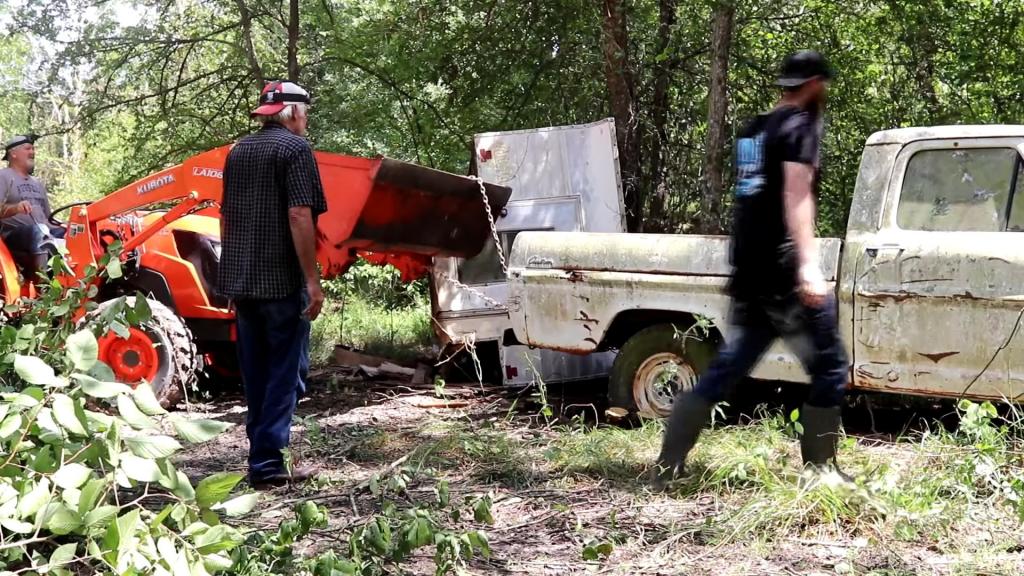 Младежи се забиха в затънтена гора и намериха неверятни автосъкровища ВИДЕО