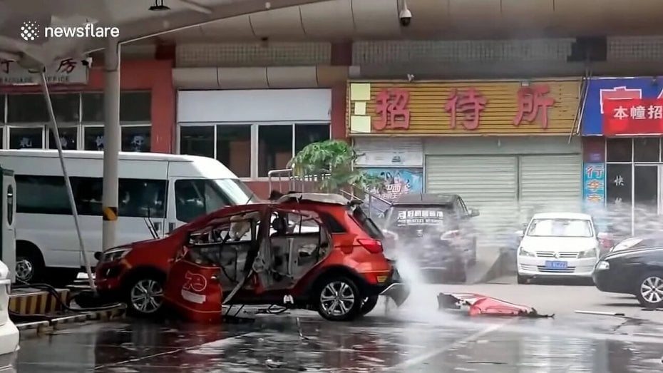 Вижте как електромобил се взривява по време на зареждане ВИДЕО