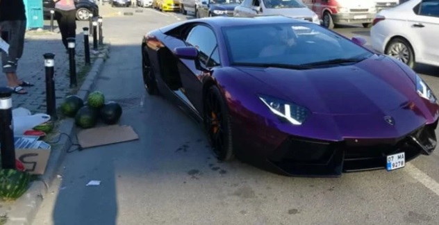 Мъж с Lamborghini стана звездата на пазар, ще се удивите какво продава СНИМКИ