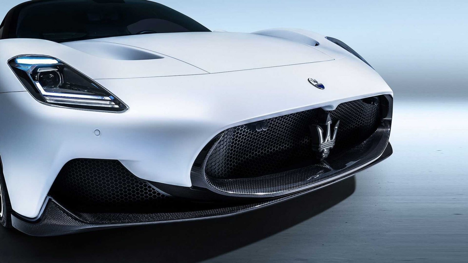 Завръщане с гръм и трясък: Maserati представи новия си суперавтомобил ВИДЕО