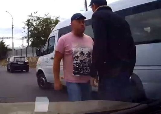 Агресивен шофьор хвана студент за гениталиите, но му се случи случка ВИДЕО 18+