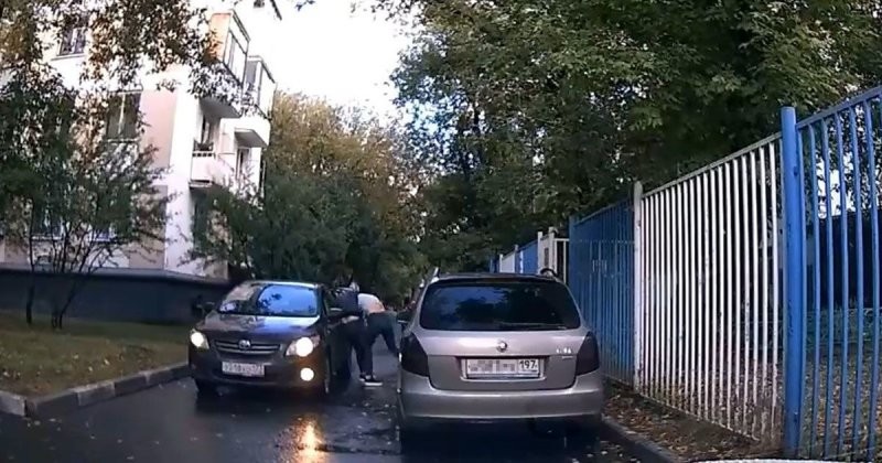 Жесток бой между две шофьорки до училище бе запечатан на ВИДЕО 18+