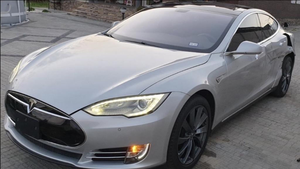 Смачкана Tesla попадна за ремонт при руски майстори, ето какво се случи СНИМКИ