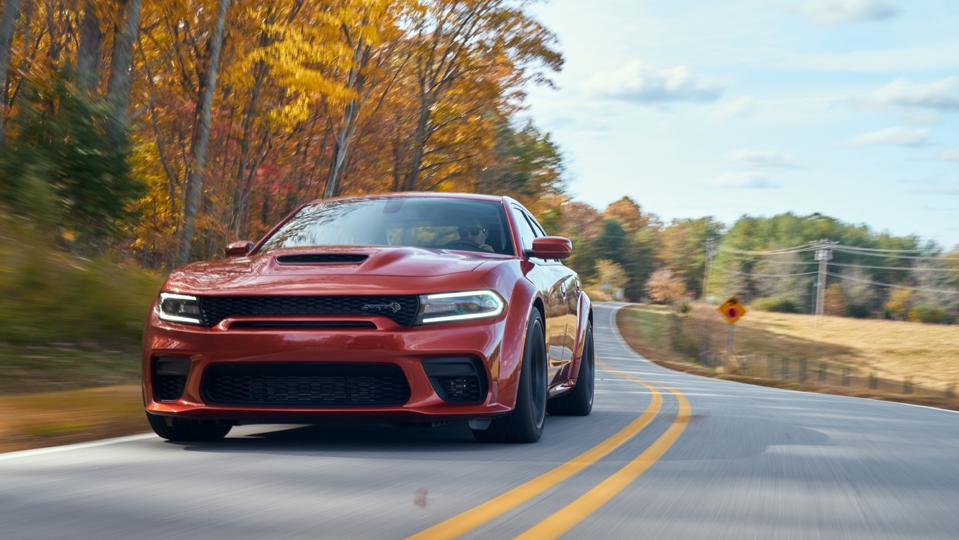 Най-бъзият седан на земята - Dodge Charger SRT Hellcat Redeye 2021 СНИМКИ