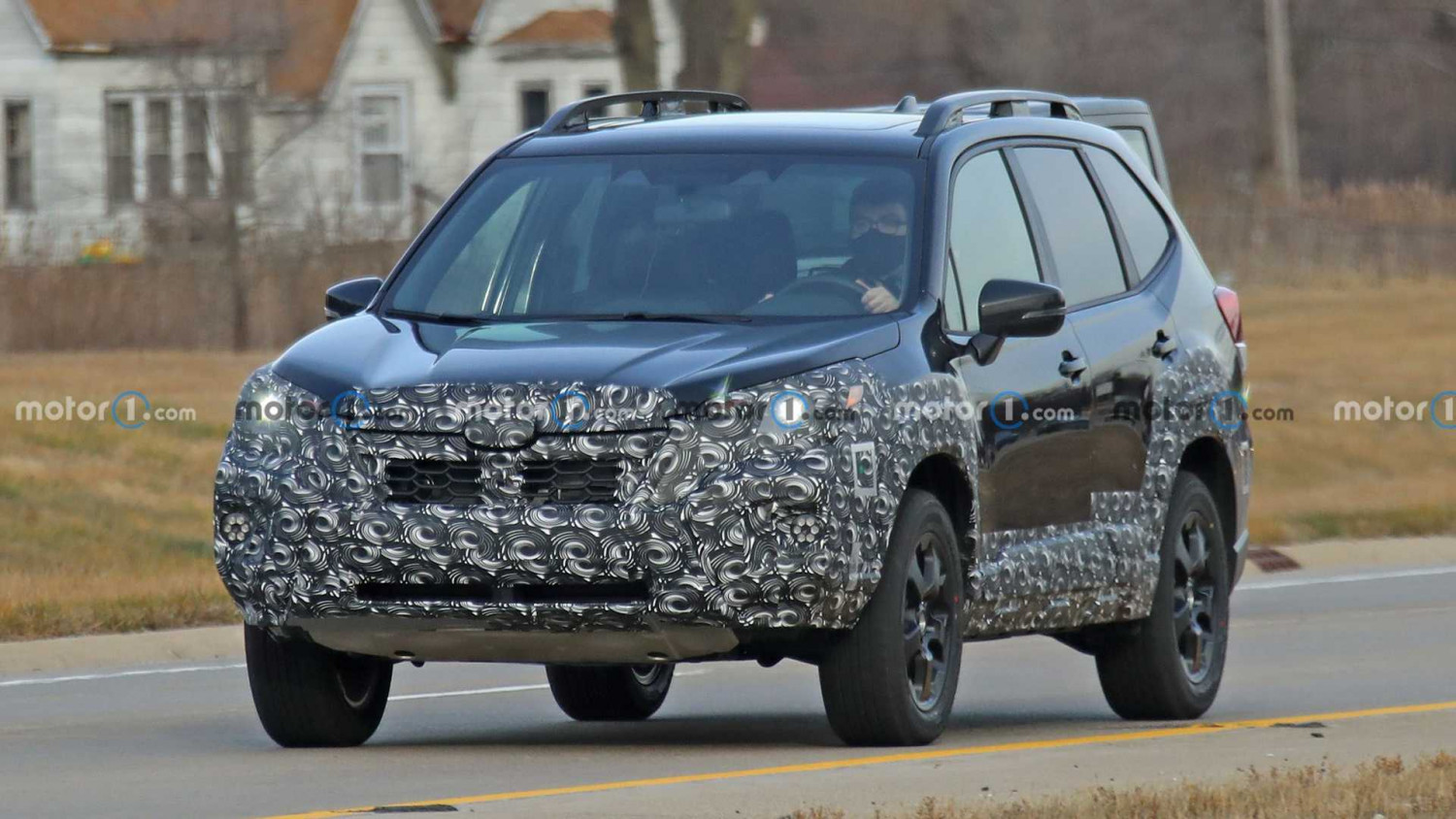 Първи шпионски СНИМКИ на очаквания обновен Subaru Forester с различен дизайн