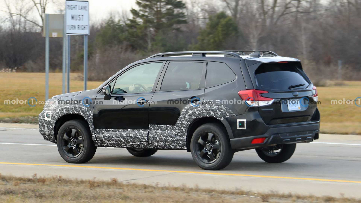 Първи шпионски СНИМКИ на очаквания обновен Subaru Forester с различен дизайн