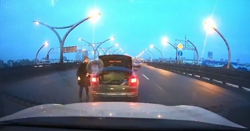 Страховито ВИДЕО: Девойка с Audi живее втори живот след спиране на магистрала