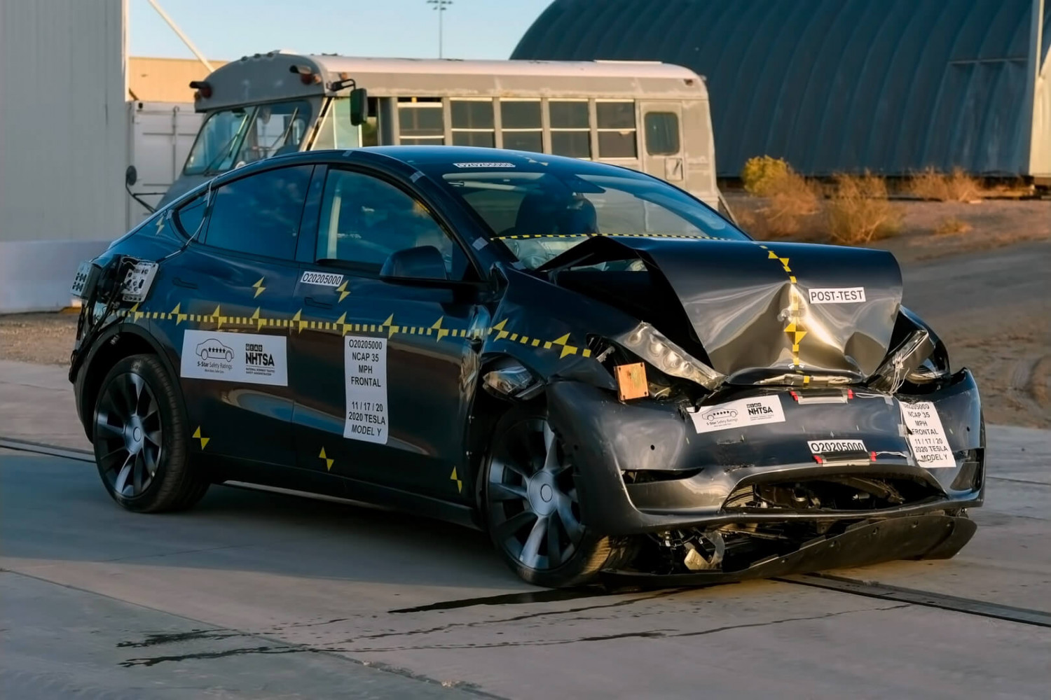 Tesla Model Y бе разбита в краш тест, електромобилът успя да удиви всички ВИДЕО