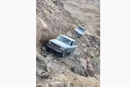 Тези промъкващи се в планината стари Land Cruiser възхитиха мрежата ВИДЕО