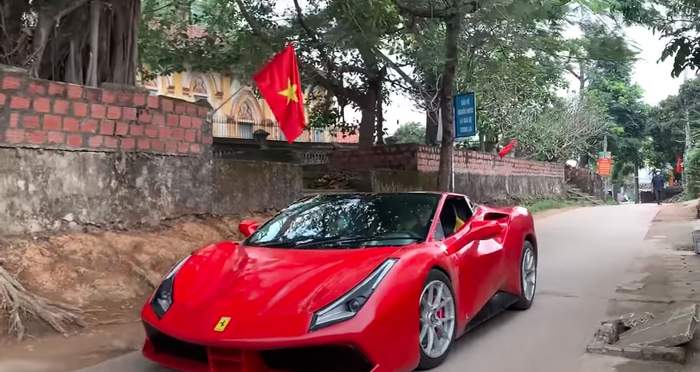 Уникално ВИДЕО: Мъж продава дини от багажника на Ferrari 488 GTB