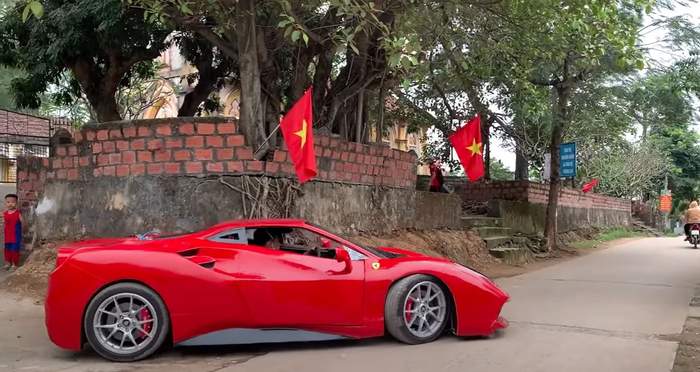 Уникално ВИДЕО: Мъж продава дини от багажника на Ferrari 488 GTB