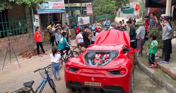 Уникално ВИДЕО: Мъж продава дини от багажника на Ferrari 488 GTB