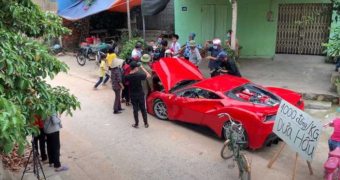 Уникално ВИДЕО: Мъж продава дини от багажника на Ferrari 488 GTB