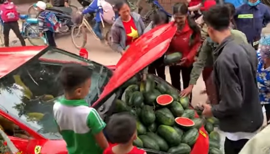 Уникално ВИДЕО: Мъж продава дини от багажника на Ferrari 488 GTB