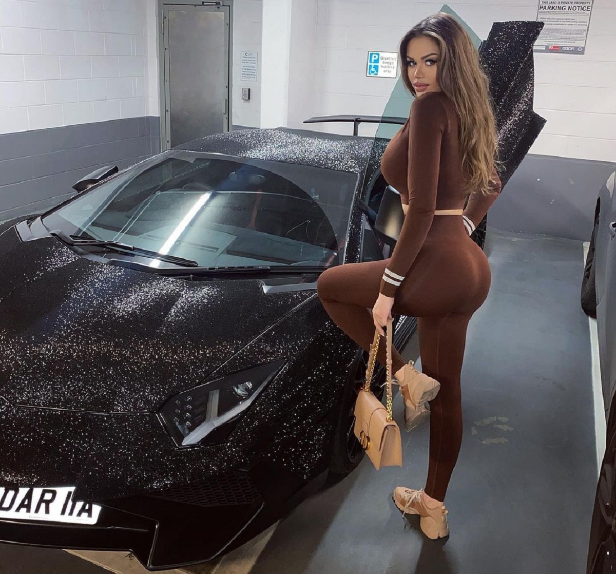 Моделка украси своето Lamborghini с 2 млн. кристала Swarovski ВИДЕО