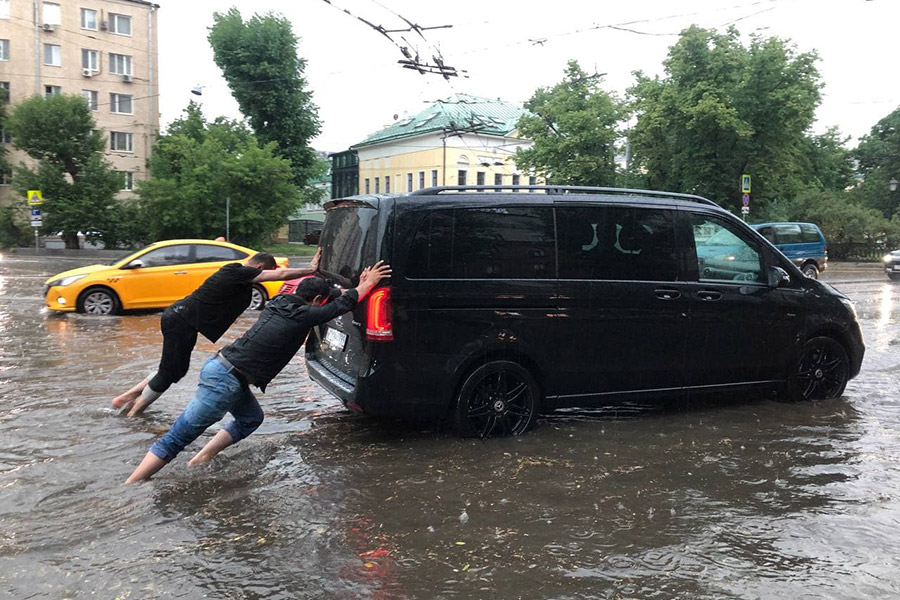 Какво да правим с колата след проливен дъжд и как да разпознаем колата-"удавник"