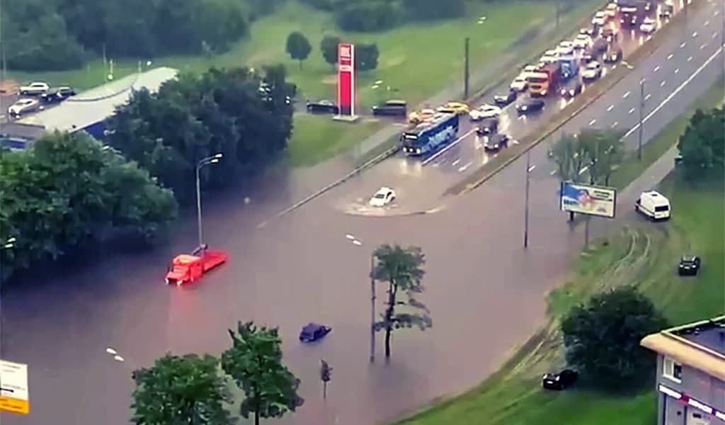 Какво да правим с колата след проливен дъжд и как да разпознаем колата-"удавник"