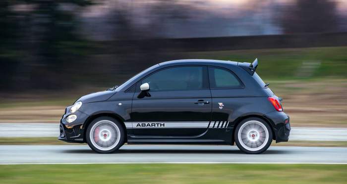 Малкият черен скорпион: Abarth 695 Esseesse СНИМКИ