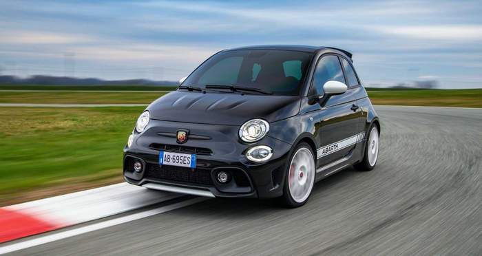 Малкият черен скорпион: Abarth 695 Esseesse СНИМКИ