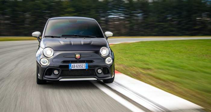 Малкият черен скорпион: Abarth 695 Esseesse СНИМКИ