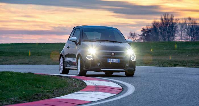 Малкият черен скорпион: Abarth 695 Esseesse СНИМКИ